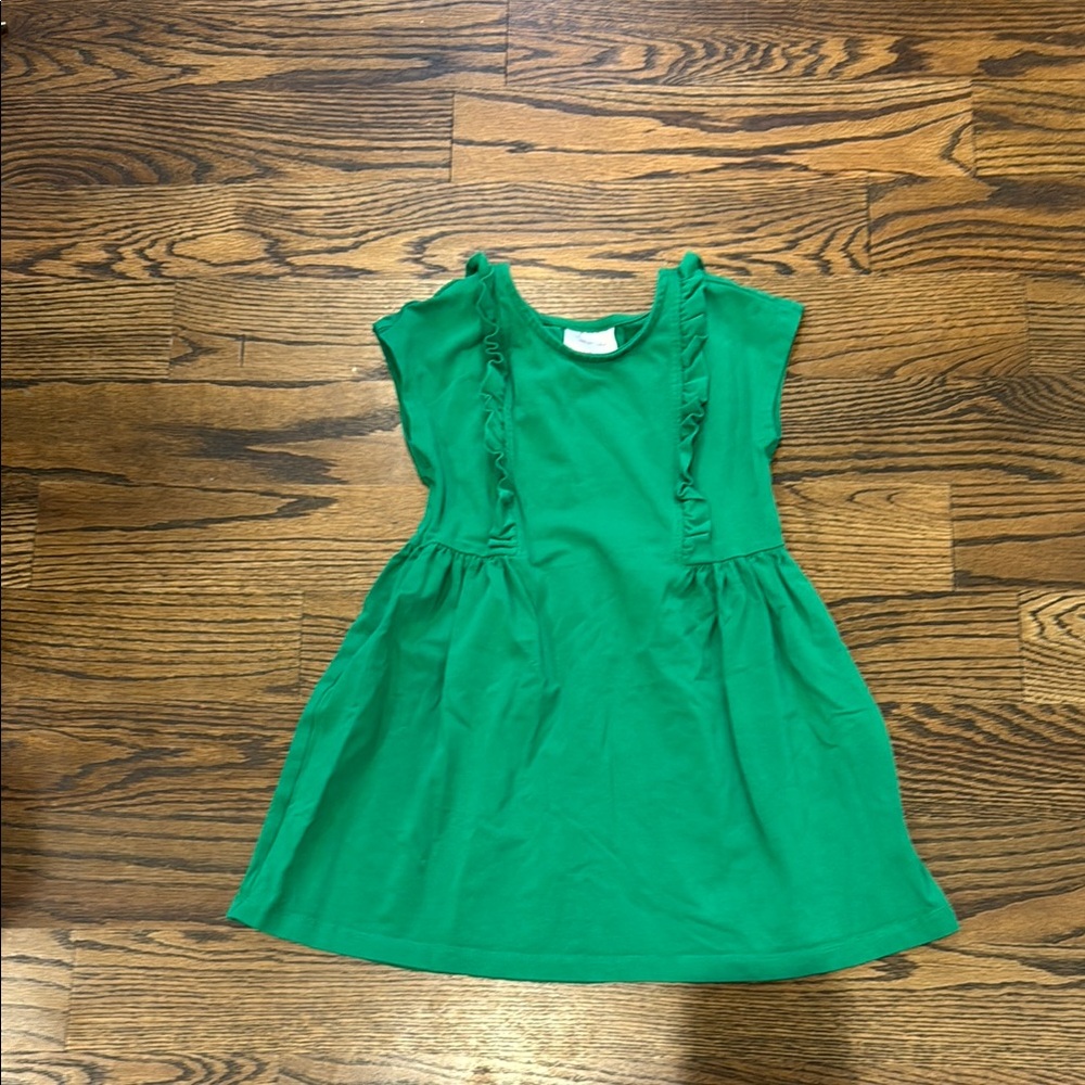 Short sleeved Green Hanna Andersson dress size 4 with side ruffles